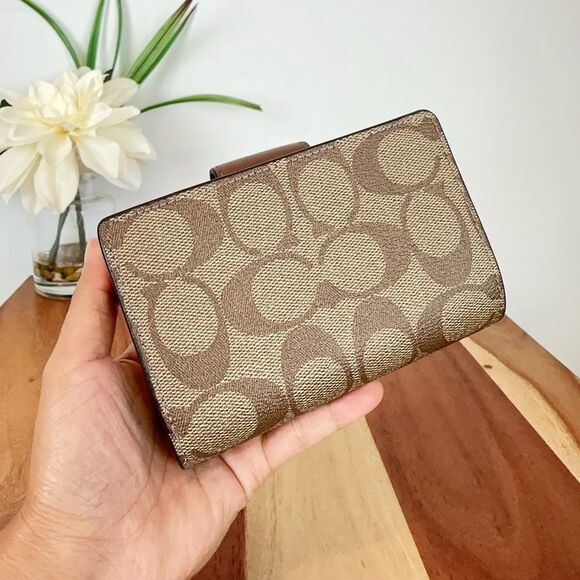 NWT Coach Medium Corner Zip Wallet In Signature Canvas‎ - Picture 2 of 5